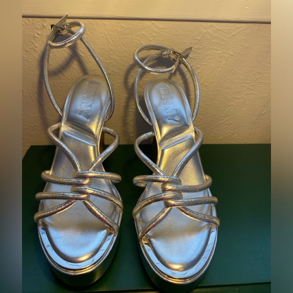 Strapping knotted platform sandal.